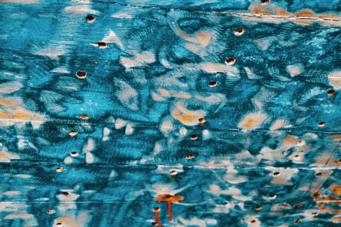 Une coque de bateau poncée est ici une véritable oeuvre d'art. Les bleus se succèdent et s'entrelacent.