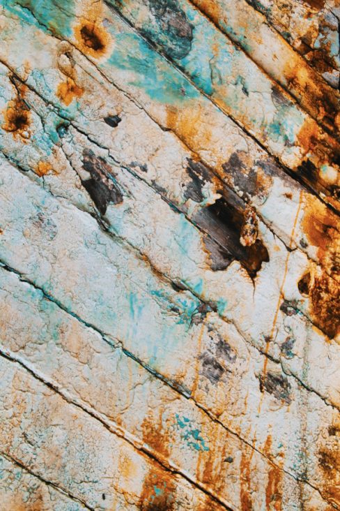 Une coque de bateau en cours de restauration donne lieu à une scène très graphique