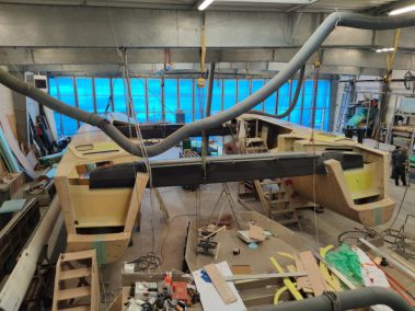 Voici la bête des mers. Ce catamaran est en construction encore pendant des mois avant de pouvoir prendre le large. Des dizaines de pieds de longs, autant de larges que de travers. Avant de tirer des bords, ce nouveau cheval des mers, doit être construit. Nous suivrons donc la construction de ce géant pendant plusieurs mois.