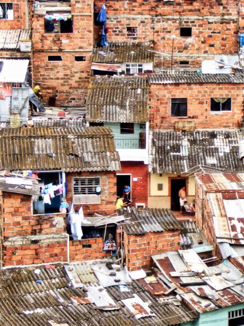 DestiNation, la Colombie et plus précisément Bucaramanga, la ville des parcs. Ici une prise de vue du quartier dénommé, qui plus est à juste titre, la grenade. Un quartier fait de briques et de brocs et qui abrite de nombreux délinquants.