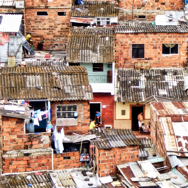 DestiNation, la Colombie et plus précisément Bucaramanga, la ville des parcs. Ici une prise de vue du quartier dénommé, qui plus est à juste titre, la grenade. Un quartier fait de briques et de brocs et qui abrite de nombreux délinquants.