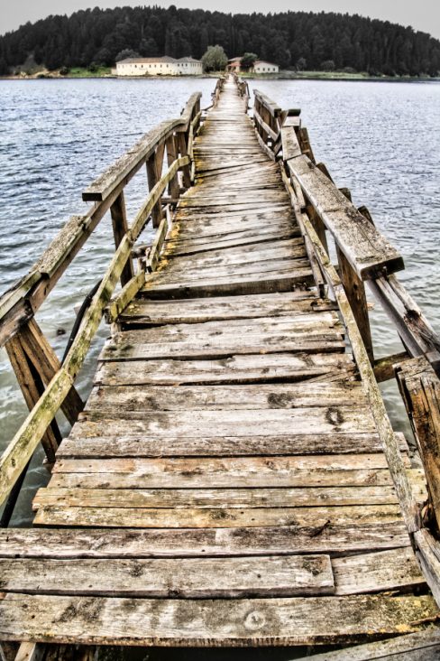 Nous découvrons ici un pont au bord d'un lac. Ce pont doit rejoindre un monastère égaré sur une petite île de cet immense étendue d'eau. Ce pont de bois de plusieurs centaines de mètres est hélas en très mauvais état. Un batelier propose ses services pour se rendre sur l'île. De là, à se demander si ce n'est pas lui qui a détruit le pont,....il n'y a qu'un pas.