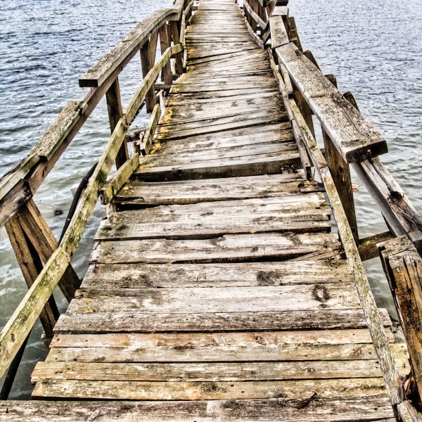 Nous découvrons ici un pont au bord d'un lac. Ce pont doit rejoindre un monastère égaré sur une petite île de cet immense étendue d'eau. Ce pont de bois de plusieurs centaines de mètres est hélas en très mauvais état. Un batelier propose ses services pour se rendre sur l'île. De là, à se demander si ce n'est pas lui qui a détruit le pont,....il n'y a qu'un pas.