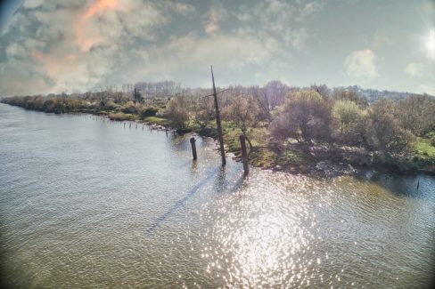 Nous découvrons ici depuis les airs, l'épave de l'Antarktis, navire coulé par les Allemands à l'entrée de la ville du Pellerin sur les bords de la Loire.