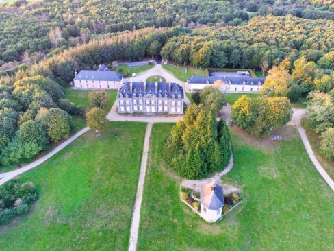 Le château de Manéhouarn à Plouay dans le Morbihan. Le château ainsi que l'ensemble des bâtiments est ici pris en photos depuis le ciel