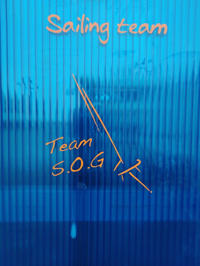 Sailing team Suivi de chantier, mais naval cette fois-ci. Nous sommes habitués à la construction de bâtiment. C'est un terme usité également dans le langage maritime. Donc, cette fois-ci nous ne prendrons pas uniquement de la hauteur, mais aussi le large avec ce projet devant durer plusieurs mois.