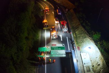 La potence va bientôt est totalement assemblée. Dans quelques heures cette potence, sera installée sur le périphérique nantais. Elle signalera aux usagers de la route quelle voie prendre pour se rendre à Vannes, et St Nazaire ou Savenay et Couëron. Il s'agit d'une toute nouvelle bretelle donnant sur la porte d'Armor en direction de la N444. Un chantier réalisé par le groupe Colas, Esvia sous la direction de la Dir Ouest