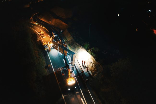 Une grue lève une potence directionnelle au milieu de la nuit nantaise. Celle-ci est installée pour indiquer les directions sur cette nouvelle bretelle d'accès en lien avec la N444.