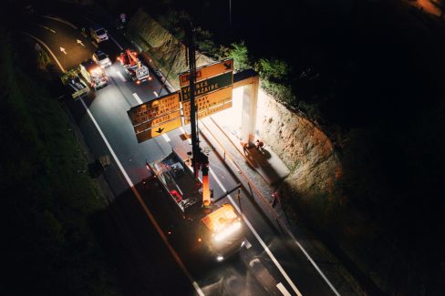 La potence est en train d'être fixée sur photo prise de nuit par drone. J'entends encore le bruit de la boulonneuse.