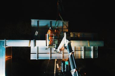 Encore quelques minutes et la potence directionnelle sera définitivement installée. Des hommes sur une nacelle installent des pattes de renforts sur les pancartes directionnelles. Il ne restera plus qu'à retirer les sangles après contrôle de la hauteur de l'ouvrage.