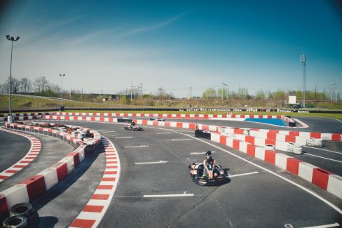 Deux karts sont sur la piste fraîchement repeinte par la société Esvia. Ce Karting Center à La Ville aux Dames en banlieue de Tours a fait peur neuve pendant cette période de fermeture obligatoire