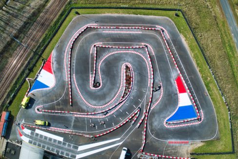 Vue aérienne réalisée lors d'un suivi de chantier en Indre et Loire. le Karting Center de La Ville aux Dames vient d'être fraichement repeint, avec de jolis drapeaux tricolores