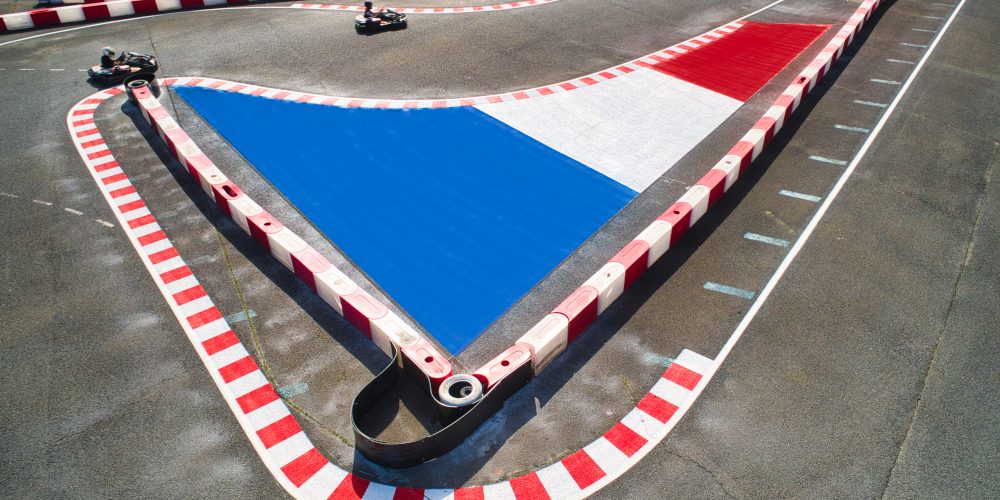 Reportage photo sur les travaux d'un Karting. Attention peinture fraîche. Le Kart de la Ville aux Dames vient juste d'être repeint. Pas de temps à perdre pour ces deux pilotes qui avaient qu'une hâte. Essayer la nouvelle piste.