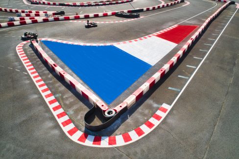 Reportage photo sur les travaux d'un Karting. Attention peinture fraîche. Le Kart de la Ville aux Dames vient juste d'être repeint. Pas de temps à perdre pour ces deux pilotes qui avaient qu'une hâte. Essayer la nouvelle piste.