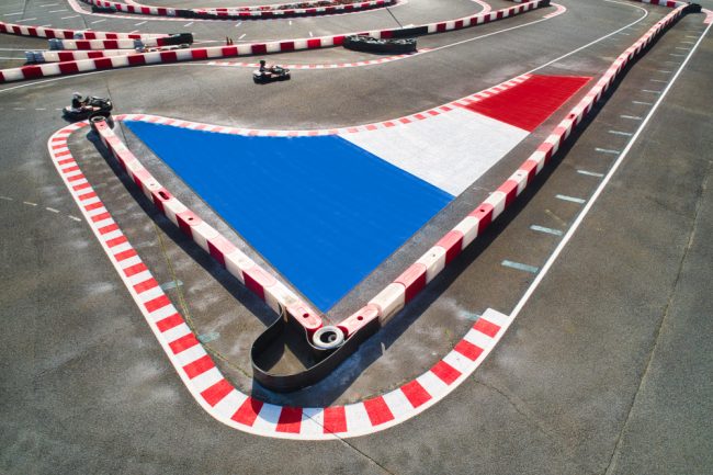 Reportage photo sur les travaux d'un Karting. Attention peinture fraîche. Le Kart de la Ville aux Dames vient juste d'être repeint. Pas de temps à perdre pour ces deux pilotes qui avaient qu'une hâte. Essayer la nouvelle piste.