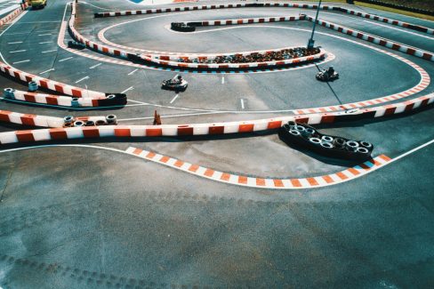 Les kartings laissent déjà des traces sur la piste.