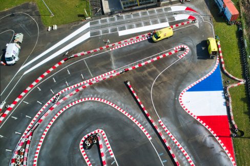 Vue aérienne par drone du Karting Center de Tours où la société Esvia vient d'intervenir pour la réfection complète de la peinture de la piste.