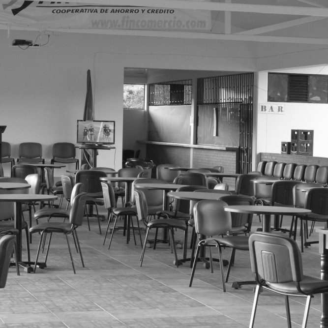 Quelque part en Amérique latine, une salle de bar comme une autre. Chaises en plastique haut de gamme tout de même. Il y a le traditionnel jeu de rana, et une télévision sur laquelle est retransmis un match de football. Hélas, personne n'est présent pour admirer le spectacle