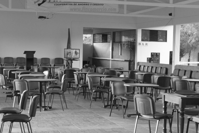Quelque part en Amérique latine, une salle de bar comme une autre. Chaises en plastique haut de gamme tout de même. Il y a le traditionnel jeu de rana, et une télévision sur laquelle est retransmis un match de football. Hélas, personne n'est présent pour admirer le spectacle