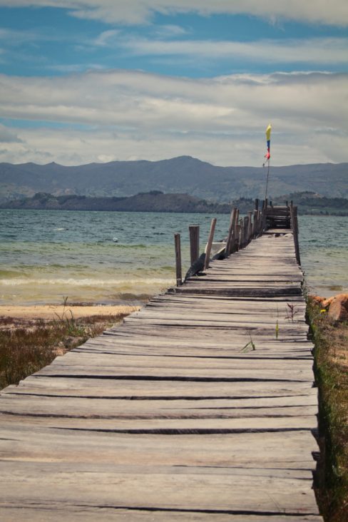 Et oui, encore un pont. Je ne sais pourquoi mais nous sommes fans des ponts et autres ouvrages réalisés par l'homme. Ici un ponton situé à plus de 3000 mètres d'altitude dans la cordillère des Andes. Un lac dont l'équilibre écologique est mis à mal par la surexploitation agricole sur les versants.