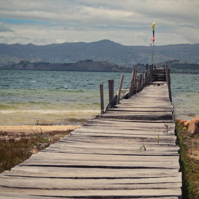 Et oui, encore un pont. Je ne sais pourquoi mais nous sommes fans des ponts et autres ouvrages réalisés par l'homme. Ici un ponton situé à plus de 3000 mètres d'altitude dans la cordillère des Andes. Un lac dont l'équilibre écologique est mis à mal par la surexploitation agricole sur les versants.