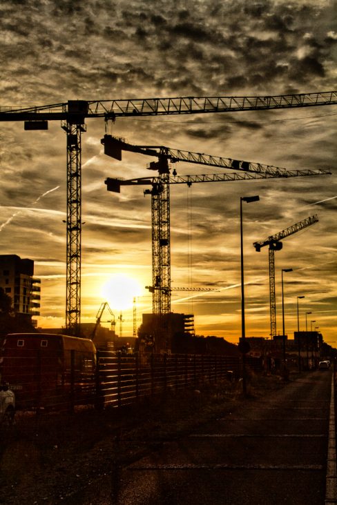 Le boulevard de la Prairie aux Ducs se modifie à Nantes. Les grues poussent et annoncent la construction d'immeubles afin de loger une population toujours plus importante.