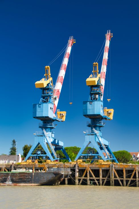 Les grues jumelles du port autonome de Nantes. Elles sont belles, colorées et imposantes.