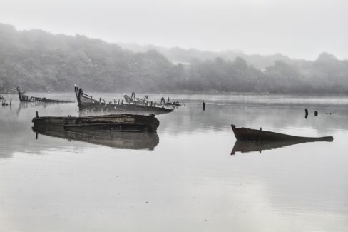 un matin de brume, le cimetière de bateaux de Keroman, situé dans une anse du Blavet à quelques kilomètres de Lorient, la ville aux ports.