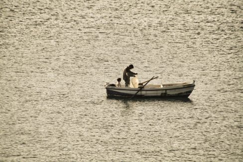 Sur un bateau au large de l'Albanie, un père et son fils âgé de quelques années sont en mer et se préparent à lancer un filet. On peut s'imaginer plein de choses, que ce père s'apprête à nourrir sa famille, qu'il transmet son savoir. Dans quelques dizaines d'années cet enfant alors devenu homme repensera à son père et les moments passés avec lui.
