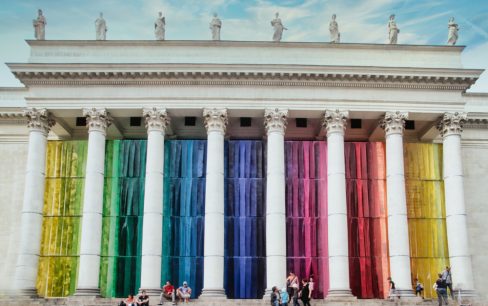 Le théâtre Graslin à Nantes lors du voyage à Nantes. Lors de cette édition, la façade était parée de couleurs.