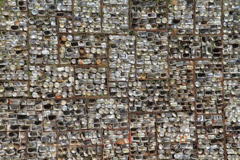Une vision du mur de Planck, par la compagnie des Machines. Il s'agit d'un assemblage de phares de voitures. Il y a en des centaines, et des centaines. Ils sont assemblés et joints par des cadres métalliques.