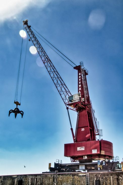 En remontant la Loire à bord du passe partout on découvre le passé mais également le présent industriel de Nantes ainsi que son activité portuaire. Ici, une grue attend tranquillement de vider ou remplir un navire.