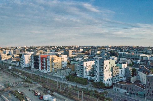 De l'autre côté de chantier du CHU, se trouve la Prairie aux Ducs sur l'ile de Nantes. Ici, côté pile. Avec en bordure, la voie SNCF.