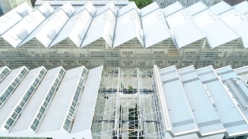 La halle 6 Est Alstom vue du ciel. La toiture de ce bâtiment récemment rénové et destiné à recevoir la French Tech nantaise s'amuse à dessiner une parallèle avec le toit de l'Ecole supérieure des beaux Arts de Nantes.