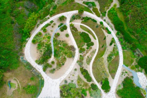 Vue aérienne du jardin de la salle de la carrière à Saint Herblain. L'accès y est pour le moment interdit car les allées sont en rénovation. En espérant que le sol reste blanc, car cela est très très graphique vu du ciel
