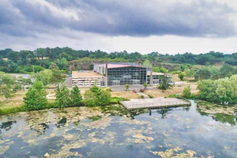 Prises de vue de la salle de la Carrière à Saint Herblain en Loire Atlantique. La prise de vue a été effectuée au dessus du lac qui recouvre l'ancienne carrière.