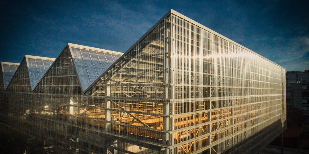 Sunrise in Nantes Une photo qui raconte une histoire. Un bâtiment industriel rénové. Magnifique prise de vue aérienne de l'école supérieure des beaux arts à Nantes. Un projet imaginé par l'architecte Franklin Azzi. Le soleil se lève et se reflète dans le Plexiglas, le polycarbonate