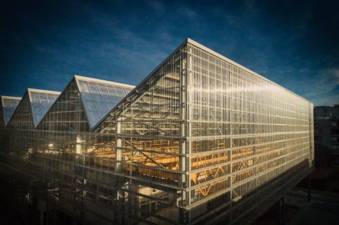 Une photo qui raconte une histoire. Un bâtiment industriel rénové. Magnifique prise de vue aérienne de l'école supérieure des beaux arts à Nantes. Un projet imaginé par l'architecte Franklin Azzi. Le soleil se lève et se reflète dans le Plexiglas, le polycarbonate