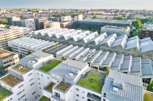Prise de vue aérienne du quartier de la création sur l'île de Nantes. Cette partie de l'ile est totalement bâtie, chaque mètre carré a été optimisé. On y retrouve l'école supérieure des beaux arts, la Halle 6 Est, anciennement Les Halles Alstom, le palais de Justice, entre autres.