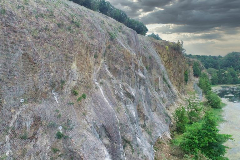 Réception d'ouvrage et compte rendu. Des nouveaux filets de protection ont été installés sur la falaise de la carrière de Saint Herblain en Loire-Atlantique afin d'éviter la chute de pierres, et contenir les éboulements. En bas, près de la berge, une clôture stop-chute a également été implantée.