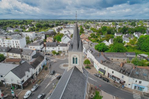 Le clocher de la ville de Thouaré sur Loire protège la ville. Au moins de la foudre pour les non-croyants. Cette vue aérienne permet de montrer ce centre-ville. Cette ville dynamique de la métropole nantaise attire chaque année de nombreux nouveaux habitants.