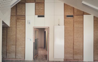 Avec la terre récupérée sur ce chantier à vocation environnemental, des briques ont été fabriquées puis ré-utilisées. On peut ici parler de circuit très court.