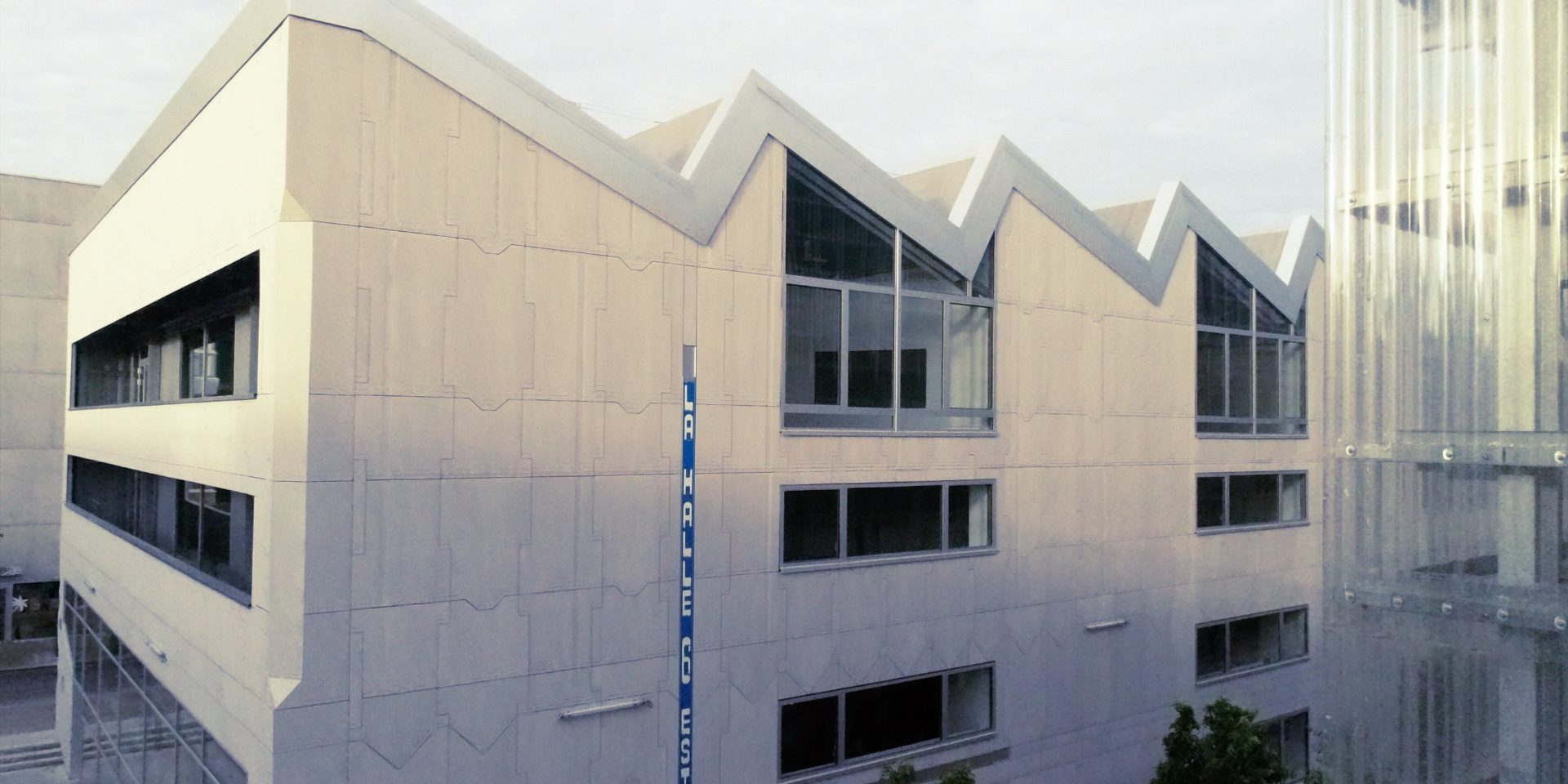 Au coeur du quartier de la création à Nantes. On découvre, ou plutôt re-découvre la Halle 6 Est- Bâtiment faisant partie des célèbres Halles Alstom . Aujourd'hui, ce bâtiment reprend corps, âme et vie pour accueillir les futures pépites de la Nantes Franch Tech.