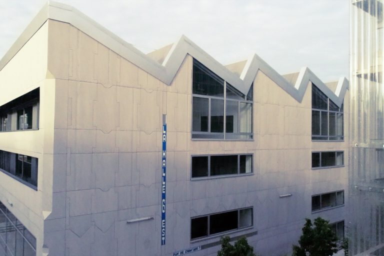 Au coeur du quartier de la création à Nantes. On découvre, ou plutôt re-découvre la Halle 6 Est- Bâtiment faisant partie des célèbres Halles Alstom . Aujourd'hui, ce bâtiment reprend corps, âme et vie pour accueillir les futures pépites de la Nantes Franch Tech.