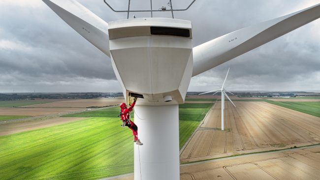 On passe à la trappe. L'expression n'a jamais trouvé un meilleur sens, signification. Un homme du GRIMP attend l'évacuation d'un brancard par la trappe de secours située au sommet d'une éolienne à plus de 100 mètres.