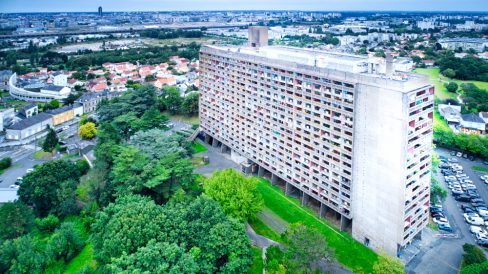 La Maison radieuse à René en périphérie de Nantes sur la commune de Rezé. Un ensemble construit dans les années 1950 et que l'on dit au célèbre le Corbusier. Tout un concept avec son école sur le toit.
