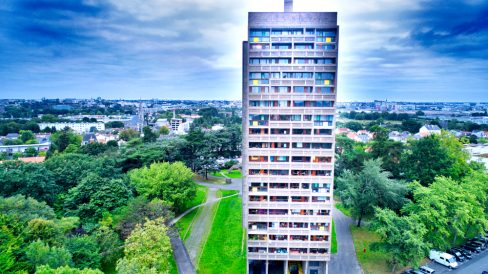 La façade de la Maison radieuse à René en périphérie de Nantes sur la commune de Rezé. Un ensemble construit dans les années 1950 et que l'on dit au célèbre le Corbusier. Tout un concept avec son école sur le toit.