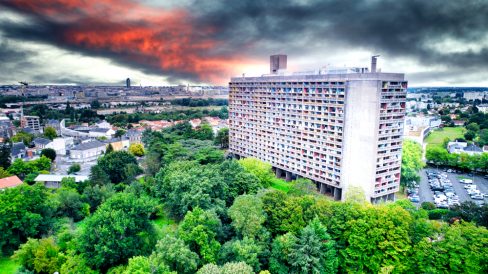 Concours de hauteur entre La Maison radieuse à Rezé en périphérie de Nantes et la tour de Bretagne. Un ensemble construit dans les années 1950 et que l'on dit au célèbre le Corbusier. Tout un concept avec son école sur le toit.