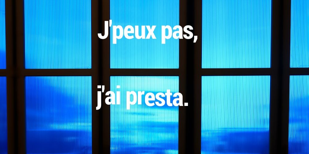Une photo pour illustrer un article sur nos différentes prestations photos. Sur une fond bleu, en lettres blanches, apparaissent les mots "j'peux pas, j'ai presta".