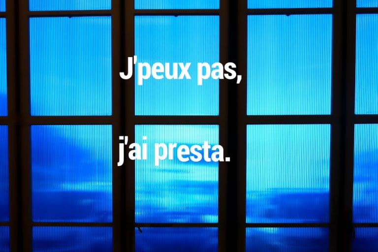Une photo pour illustrer un article sur nos différentes prestations photos. Sur une fond bleu, en lettres blanches, apparaissent les mots "j'peux pas, j'ai presta".
